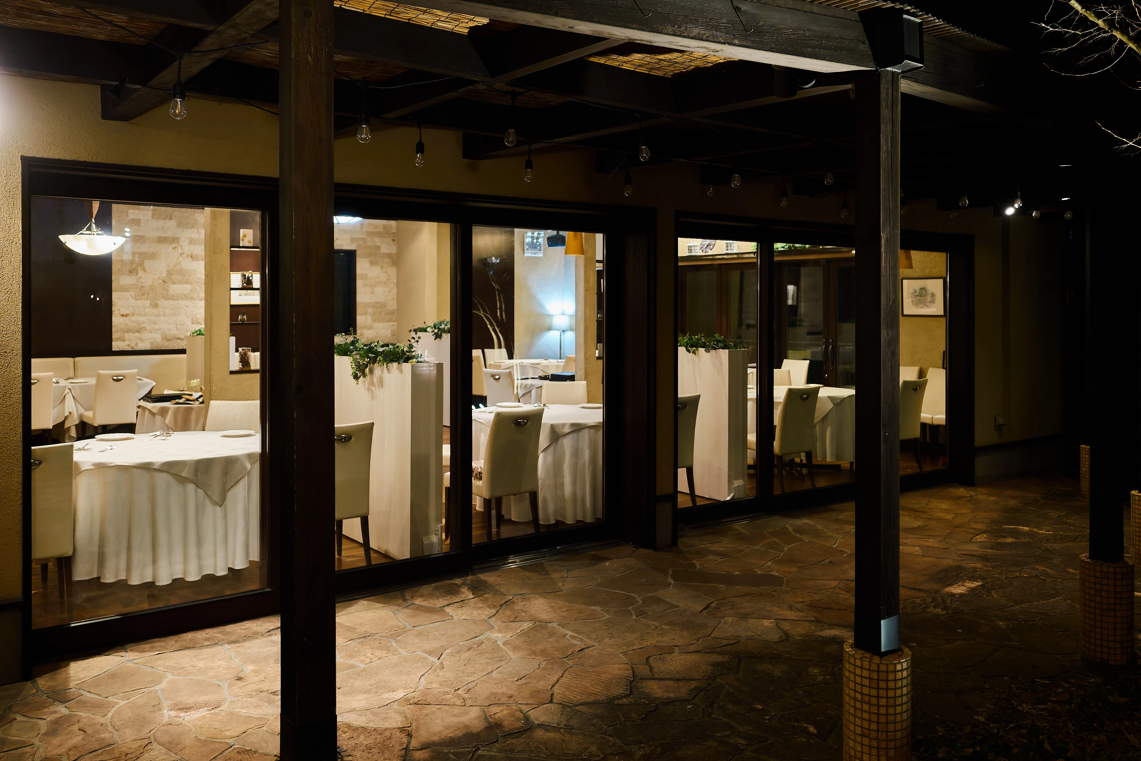 テラスから見た店内